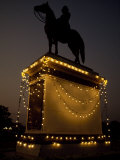 Statue of King Rama V on Horseback in a Traffic Circle at Night Fotografisk tryk af Paul Chesley Statue of King Rama V on Horseback in a Traffic Circle at Night Fotografisk tryk af Paul Chesley
