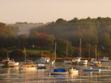 Boats, Fall Foliage, and Fog on the Maine Coast Photographie par Darlyne A. Murawski