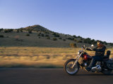 Motorcycle Rider Cruises Back Roads Near Cerrillos Photographie par Gordon Wiltsie