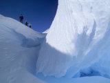 Alex Lowe, Jon Krakauer and Conrad Anker Ski by a Crevasse Photographie par Gordon Wiltsie
