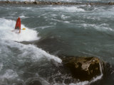 Whitewater Kayaker Pops Up in a Hole on the Futaleufu River Photographie par Skip Brown
