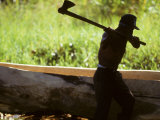 Man Builds a Dugout Canoe Using an Axe Photographie par Skip Brown