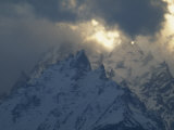 Snow-Blanketed and Cloud-Shrouded Peaks of the Rocky Mountains Fotografisk tryk af Paul Chesley Snow-Blanketed and Cloud-Shrouded Peaks of the Rocky Mountains Fotografisk tryk af Paul Chesley