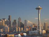 Mount Rainier Behind the Seattle Skyline with the Space Needle Lámina fotográfica por Gordon Wiltsie