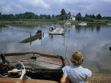 Motorists Watch a Small Car Ferry Cross the Wicomico River Photographie par Robert Sisson