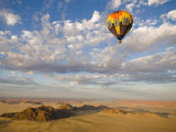 Hot Air Balloon in Flight over the Namib Desert Lámina fotográfica por Annie Griffiths Belt Hot Air Balloon in Flight over the Namib Desert Lámina fotográfica por Annie Griffiths Belt