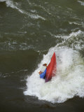 White Water Kayaker Plays in a Wave Hole Photographie par Skip Brown