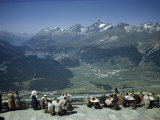 Tourists Overlook Upper Engadine Valley Cradled by Alpine Peaks Photographie par Willard Culver