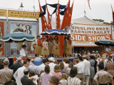 Spectators Await Performance of Hawaiian Dancers at Circus Side Show Impressão fotográfica por Willard Culver Spectators Await Performance of Hawaiian Dancers at Circus Side Show Impressão fotográfica por Willard Culver