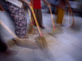 Burmese Women Sweep Temple Grounds Fotografisk tryk af Paul Chesley Burmese Women Sweep Temple Grounds Fotografisk tryk af Paul Chesley