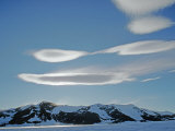 Tiny Hikers and Lenticular Clouds and Spindrift Snow Photographie par Gordon Wiltsie
