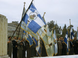 Trade-Unionists Stand in Line Holding Flags Photographie par Maynard Owen Williams