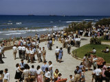 Pedestrians Fill a Seaside Park on a Sunny Sabbath Day Photographie par Maynard Owen Williams