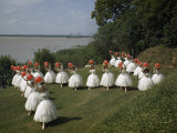 Costumed Ballet Dancers Pose on a Lawn Overlooking Mississippi River Impressão fotográfica por Willard Culver Costumed Ballet Dancers Pose on a Lawn Overlooking Mississippi River Impressão fotográfica por Willard Culver