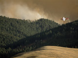 Firefighting Plane Prepares to Drop Retardant on a Forest Fire Photographie par Gordon Wiltsie