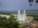Unfinished Basilica of Revered Shrine Overlooks Saint Lawrence River Fotografisk trykk av Andrew Brown Unfinished Basilica of Revered Shrine Overlooks Saint Lawrence River Fotografisk trykk av Andrew Brown
