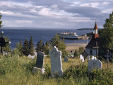 Centuries-Old Cemetery and Chapel Overlook Cruise Ship and Wide River Fotografisk trykk av Andrew Brown Centuries-Old Cemetery and Chapel Overlook Cruise Ship and Wide River Fotografisk trykk av Andrew Brown