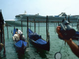 Tourist Ship Pulls into Venice as a Gondolier Secures His Boat Impressão fotográfica por O. Louis Mazzatenta