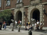 Students Gather Outside an Entrance to a University Library Photographie par Willard Culver