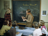Man Holds Up Live Golden Trout for Students to Identify Photographie par Robert Sisson