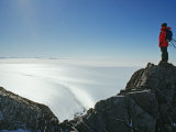Mountaineer Atop Independence Hills and a Vast Polar Icecap Beyond Photographie par Gordon Wiltsie
