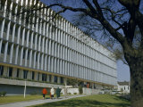 Modern Office Building's Facade Is Composed of Windows and Louvers Lámina fotográfica por Justin Locke