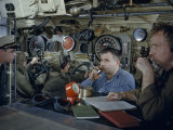Control Room Crew Take a Submarine on a Practice Dive Fotografisk trykk av David Boyer Control Room Crew Take a Submarine on a Practice Dive Fotografisk trykk av David Boyer