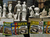 Travel Magazines in Assorted Languages and Souvenir Statues for Sale Fotografisk tryk af Paul Chesley Travel Magazines in Assorted Languages and Souvenir Statues for Sale Fotografisk tryk af Paul Chesley