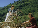 Farm Women Load Empty Baskets for Gathering Hay into Cart Impressão fotográfica por Willard Culver Farm Women Load Empty Baskets for Gathering Hay into Cart Impressão fotográfica por Willard Culver