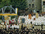 Penitents in White Robes and Worshipers Attend Open-Air Ceremony Photographie par Walter Meayers Edwards