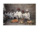 Group of Fruit Merchants Present their Food on a Street in Bombay Lámina fotográfica por Gervais Courtellemont Group of Fruit Merchants Present their Food on a Street in Bombay Lámina fotográfica por Gervais Courtellemont