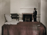 Man Stands in Thomas Jefferson's Bedroom Next to His Bed Photographie par Edwin L. Wisherd