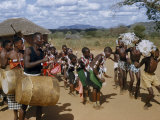 Wakamba Tribesmen and Women Dance to the Beat of Large Drums Photographie par W. Robert Moore