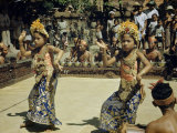 Young Legong Dancers Concentrate on their Angular Movements Photographie par W. Robert Moore