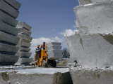 Workers Move Thousand-Pound Pigs of Aluminum with a Forklift Truck Lámina fotográfica por Justin Locke