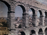 View of the Arches of Segovia's Aqueduct Lámina fotográfica por Gervais Courtellemont View of the Arches of Segovia's Aqueduct Lámina fotográfica por Gervais Courtellemont