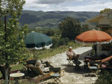 Retired Couple Relax on a Patio Overlooking a Valley Impressão fotográfica por Willard Culver Retired Couple Relax on a Patio Overlooking a Valley Impressão fotográfica por Willard Culver