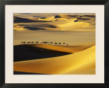 Touaregs avec une caravane de dromadaires dans les dunes de sable du Sahara, Arakou Art par Johnny Haglund
