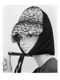 Nicole de la Marge in an Otto Lucas Jersey Scarf over an Ocelot Hat, 1964 reproduction procédé giclée par John French