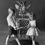 Children Pulling a Christmas Cracker, 1962 reproduction procédé giclée par John French
