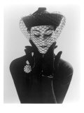 Anne Gunning in an Erik felt and Velvet Mandarin Hat with Veil, 1950 Reproduction procédé giclée par John French