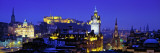 Buildings Lit Up at Night with a Castle in the Background, Edinburgh Castle, Edinburgh, Scotland Fotografisk tryk af Panoramic Images Buildings Lit Up at Night with a Castle in the Background, Edinburgh Castle, Edinburgh, Scotland Fotografisk tryk af Panoramic Images