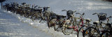Bicycles Parked in a Snow Covered Landscape, Munich, Bavaria, Germany Lámina fotográfica por Panoramic Images