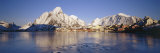Mountains Along a Sea Side, Reine, Lofoten, Nordland County, Norway Lámina fotográfica por Panoramic Images Mountains Along a Sea Side, Reine, Lofoten, Nordland County, Norway Lámina fotográfica por Panoramic Images
