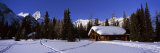 Tourist Lodge in Snow Covered Field, Naiset Cabins and Huts, Mt Assiniboine Provincial Park, Canada Fotografie-Druck von Panoramic Images 