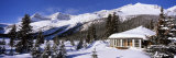 Tourist Resort in Snow Covered Field, Simpson's Num-Ti-Jah Lodge, Banff National Park, Alberta Lámina fotográfica por Panoramic Images Tourist Resort in Snow Covered Field, Simpson's Num-Ti-Jah Lodge, Banff National Park, Alberta Lámina fotográfica por Panoramic Images