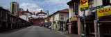 Residential Buildings Along a Street, Little India, Singapore Lámina fotográfica por Panoramic Images Residential Buildings Along a Street, Little India, Singapore Lámina fotográfica por Panoramic Images