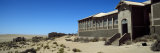 Abandoned Hospital in a Mining Town, Kolmanskop, Namib Desert, Karas Region, Namibia Lámina fotográfica por Panoramic Images Abandoned Hospital in a Mining Town, Kolmanskop, Namib Desert, Karas Region, Namibia Lámina fotográfica por Panoramic Images