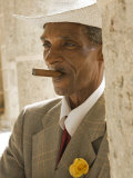 Havana, Cuban Man, Plaza De La Catedral, Havana, Cuba Lámina fotográfica por Paul Harris Havana, Cuban Man, Plaza De La Catedral, Havana, Cuba Lámina fotográfica por Paul Harris