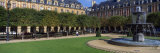 Fountain and Trees in Front of a Building, Place Des Vosges, Paris, Ile-De-France, France Photographie par Panoramic Images 